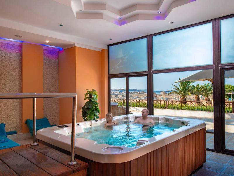 Nowoczesne spa w stylowym pokoju z dużymi oknami i widokiem na morze.