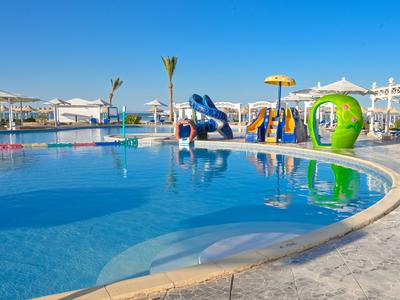 Freizeitbad mit Wasserrutschen und Kinderwasserspielplatz bei klarem Himmel