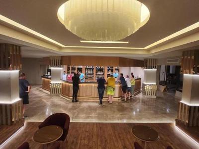 Moderní hotelová lobby recepce s elegantní dřevěnou podlahou a stylovým osvětlením