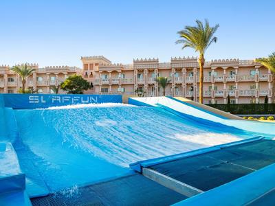 Buitensurf-simulatie met blauwe wateroppervlakte en palmbomen op de achtergrond.