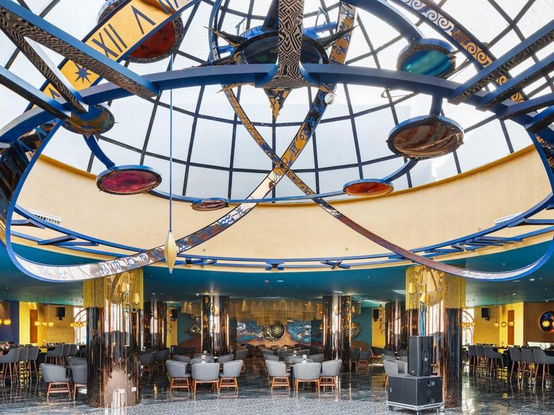 Ampio interno con cupola di vetro e decorazioni nautiche in un ristorante