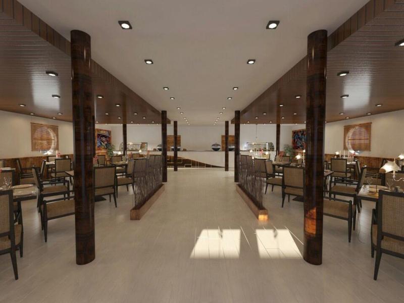 Ruim restaurant met houten inrichting, netjes opgestelde tafels en stoelen, en warme verlichting.