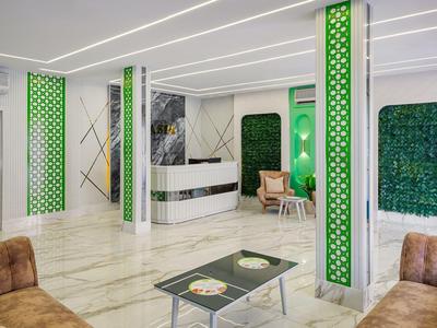 Hall moderno con pilastri verdi, pavimenti in marmo e area salotto elegante.