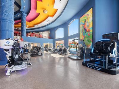 Moderne hotel lobby met blauwe muren en futuristische zitplaatsen.