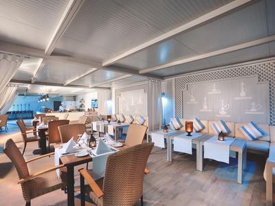 Gemütlicher Hotel-Loungesalon mit Sitzgelegenheiten und stilvoller Beleuchtung.