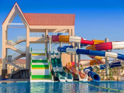 Scivoli colorati che conducono a una grande piscina sotto un cielo azzurro.
