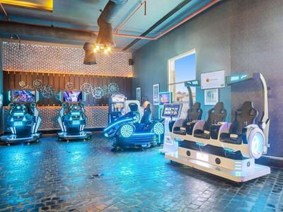 Salle de sport moderne avec divers équipements et éclairage LED.