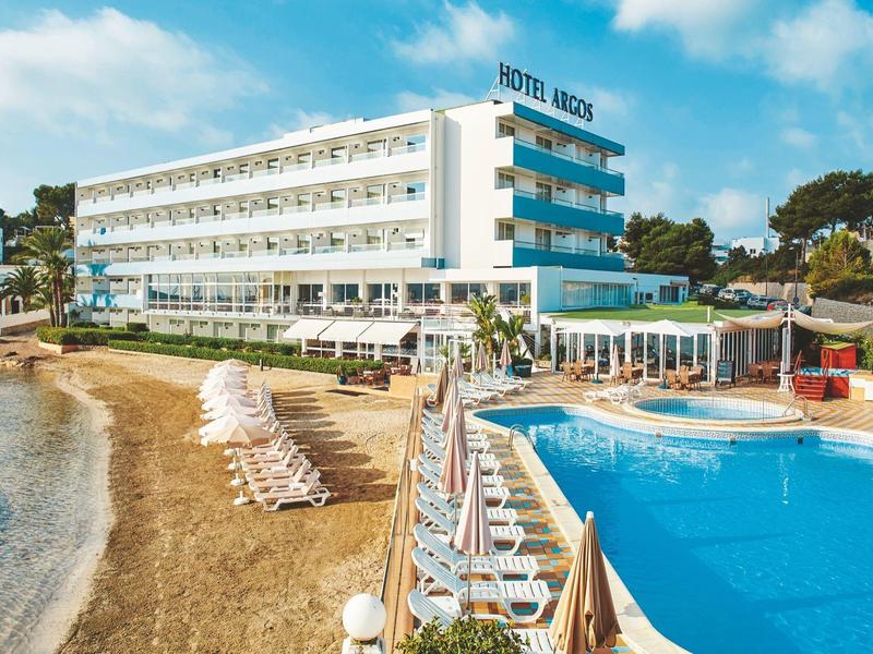 Hotel with large pool, sun loungers, and direct beach access in sunny weather