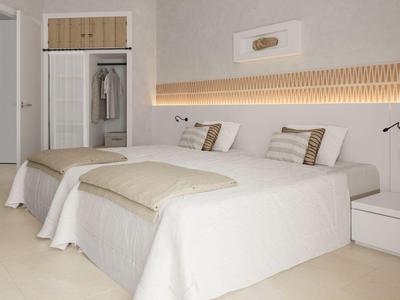 Hell eingerichtetes Hotelzimmer mit zwei Betten und offenem Kleiderschrank.