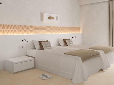 Modernes Hotelzimmer mit zwei Einzelbetten und nachtleuchtenden Wandleuchten