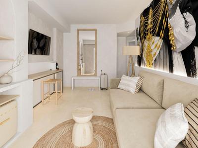 Helles Wohnzimmer mit gemütlichem Sofa, Wandbild, Teppich und Fernseher in modernem Design.