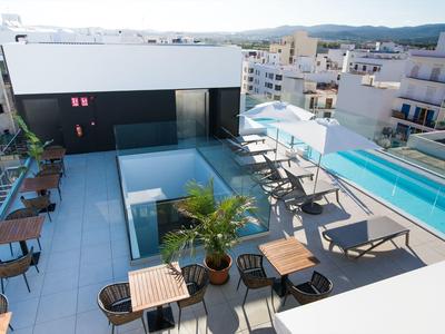 Moderne Dachterrasse mit Sitzgruppen, Pool, Liegestühlen und einem Glasbodenbereich.