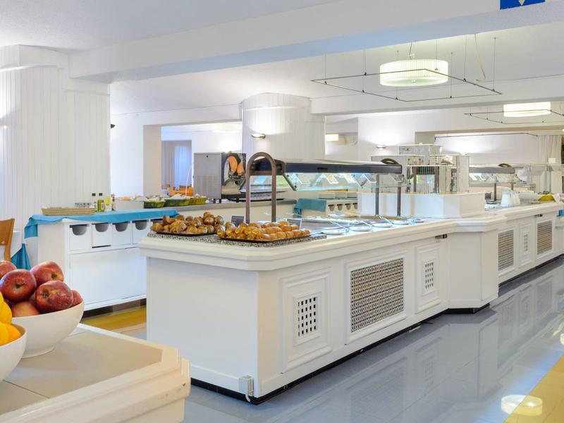 Jasne bufet z różnymi potrawami w nowoczesnej jadalni.