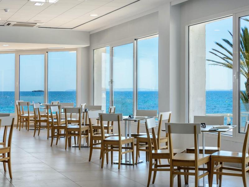 Helles, modernes Restaurant mit großen Fenstern und Meerblick.