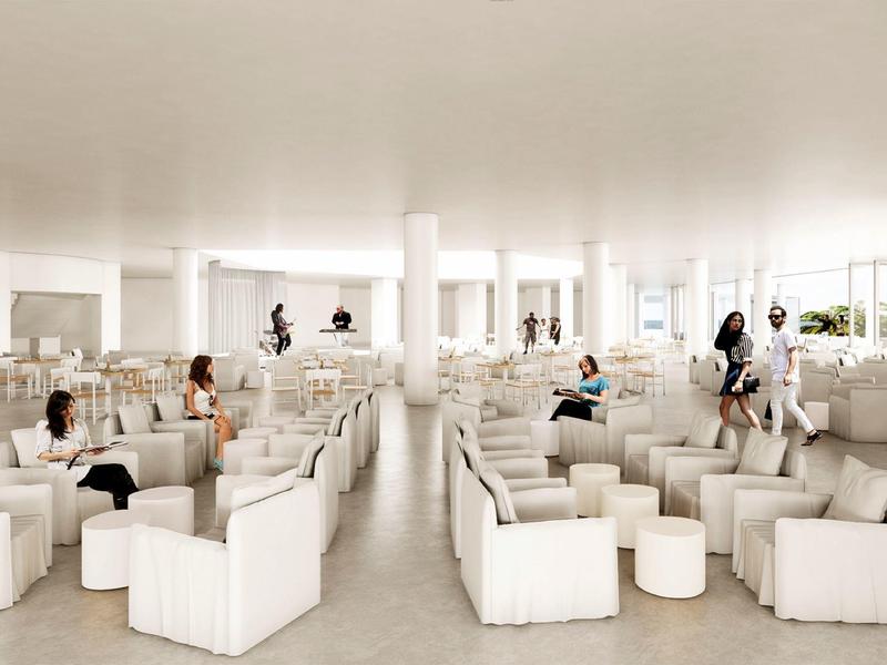 Großer heller Hotel-Loungebereich mit weißen Sesseln und stilvollem, modernem Design.