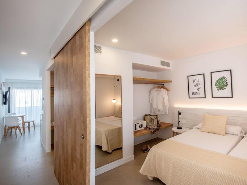 Moderne hotelkamer met tweepersoonsbed, spiegel en houten accenten