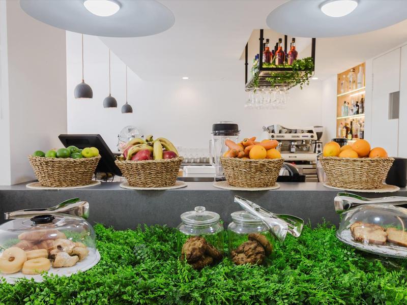 Buffet met vers fruit, gebak en vers geperst sap in een modern hotelrestaurant