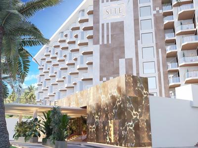 Modernes Hotel mit weißen Balkonen, Palmen und einem goldfarbenen Haupteingang.