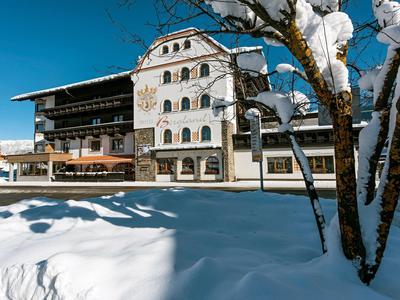 Hotelgebouw in de winter met met sneeuw bedekte grond en blauwe lucht