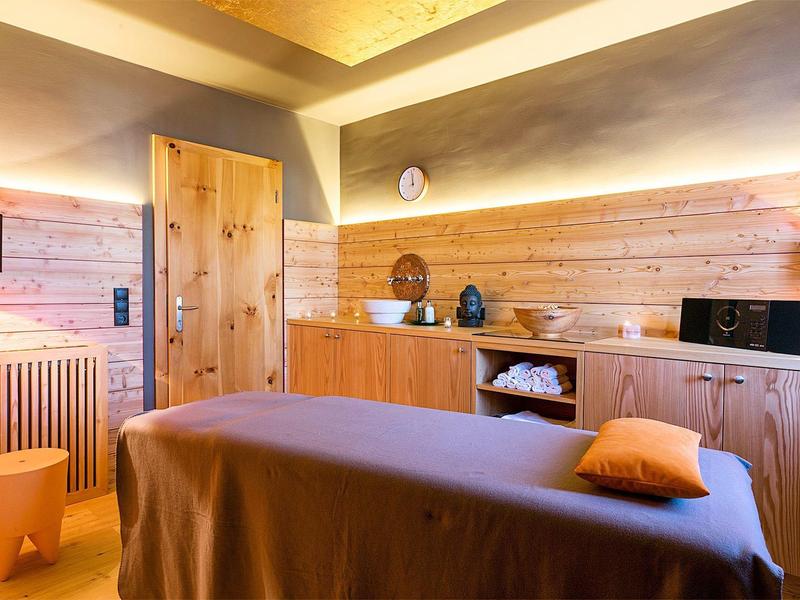 Gezellige massageruimte met houten bekleding en warme tinten.