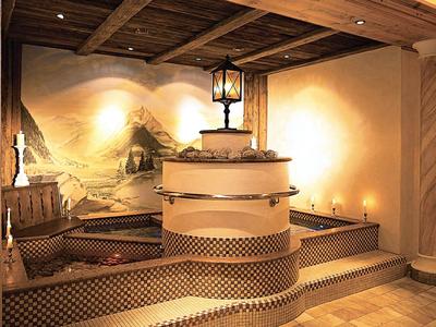 Gezellig wellnessgedeelte met massageshower en sfeerverlichting