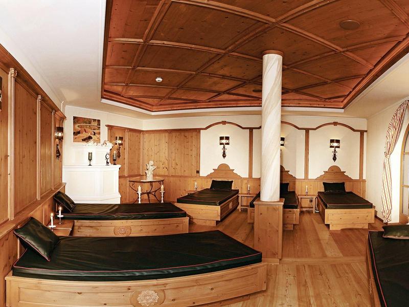 Houten wellness rustruimte met ligstoelen en aantrekkelijk plafondontwerp.