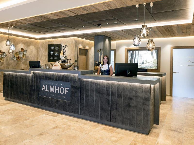 Moderne hotelreceptie met stijlvolle balie en vriendelijk personeel.