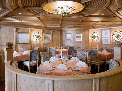 Intérieur de restaurant élégant avec des accents en bois et des tables joliment dressées.