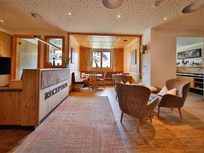 Gemütlicher Hotel-Loungebereich mit Holzmöbeln und warmem Licht