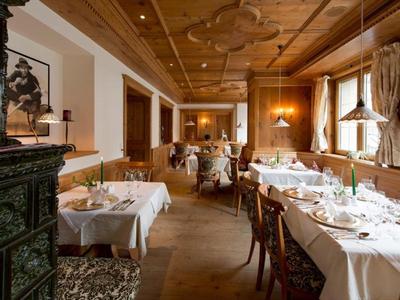 Elegantes Restaurant mit gedeckten Tischen und Holzelementen in warmem Licht