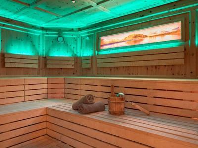 Gemütliche Sauna mit Holzverkleidung und stimmungsvoller Beleuchtung