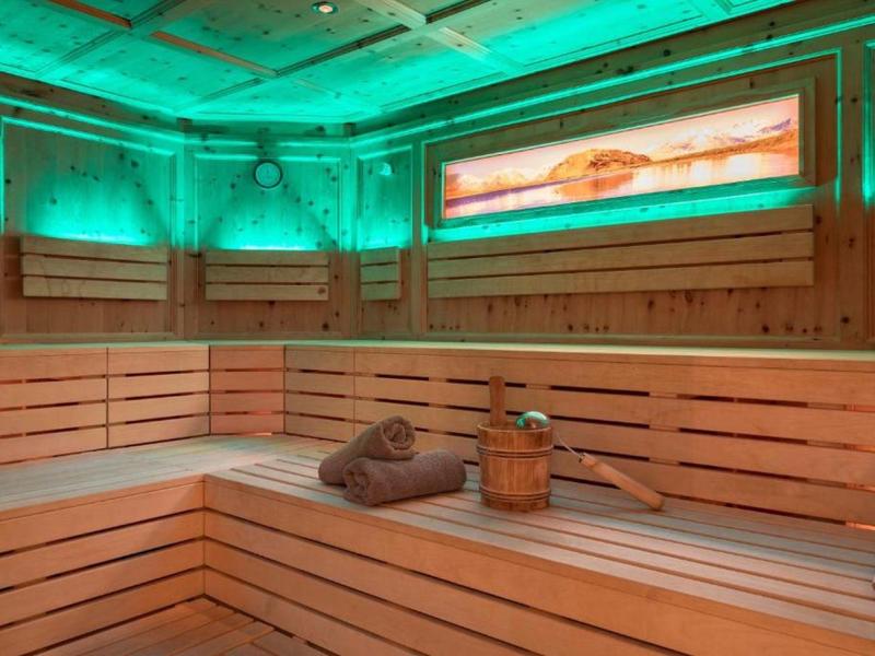 Gemütliche Sauna mit Holzverkleidung und stimmungsvoller Beleuchtung