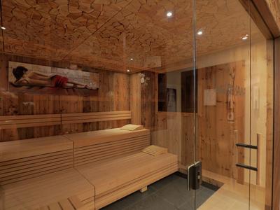 Moderner Holzsauna-Raum mit langen Sitzbänken und Glaswand in einem Hotel