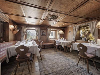 Gemütlicher Hotel-Restaurantbereich mit Holzmöbeln und weißen Tischdecken in warmen Holztönen.