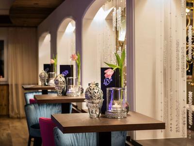 Gemütlicher Essbereich mit dekorativen Vasen und sanfter Beleuchtung in einem Restaurant.