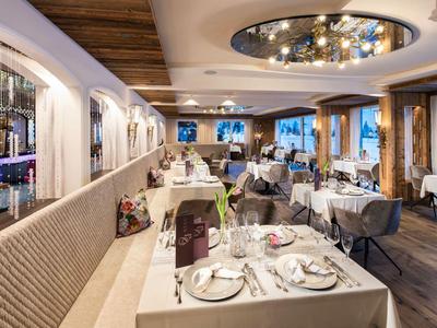 Elegantes Restaurant mit gedeckten Tischen und stilvoller Beleuchtung.