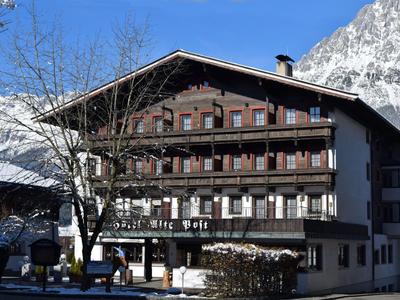 Traditioneel houten huis in alpine stijl met sneeuw voor een berglandschap
