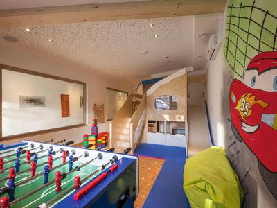 Innenraum mit Tischfußball und integriertem Spielbereich in einem Hotel