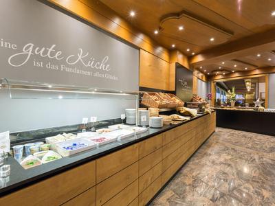 Elegante buffet de desayuno con varios tipos de pan y untables en un hotel.