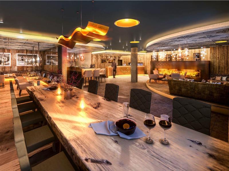 Eleganter Hotel-Loungebereich mit stilvoller Holzeinrichtung und gedämpfter Beleuchtung.