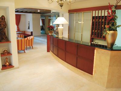 Moderne receptieruimte met balie, decoratieve elementen en warme verlichting.