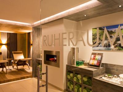 Gemütlicher Ruheraum mit bequemen Sesseln, Kamin und entspannender Atmosphäre.