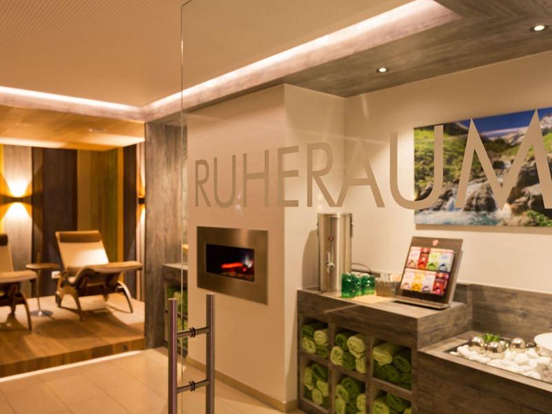 Gemütlicher Ruheraum mit bequemen Sesseln, Kamin und entspannender Atmosphäre.