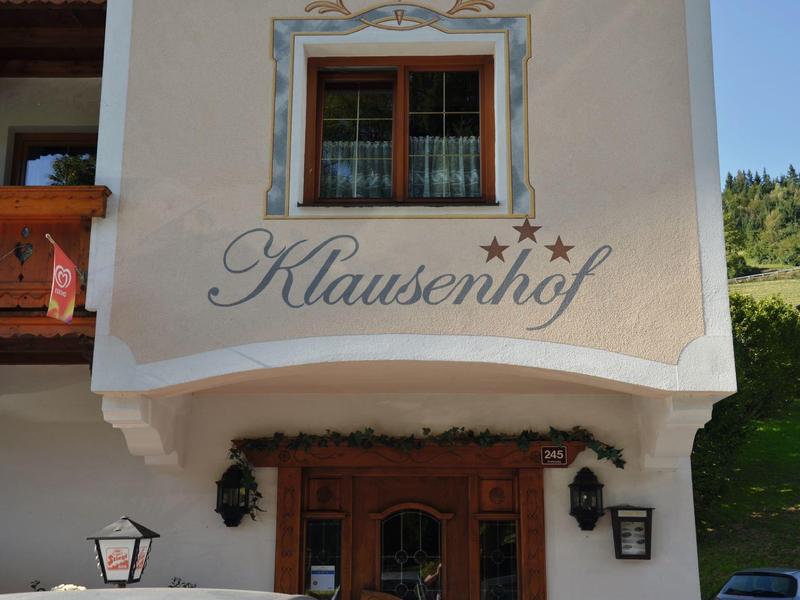 Hausfassade mit Fenster, Balkon und Schriftzug "Klausenhof" in traditionellem Stil.