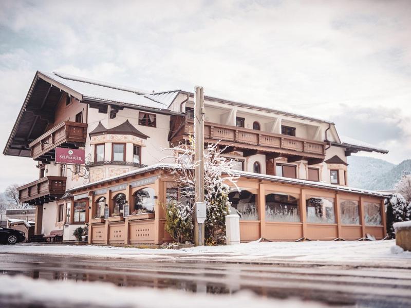 Traditioneel hotelgebouw in alpine stijl met sneeuw in de winter.