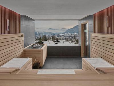Moderní sauna s velkými okny a výhledem na hory v hotelu.
