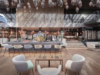 Ristorante d'hotel moderno con ampio bar, sedie comode e design elegante in legno.