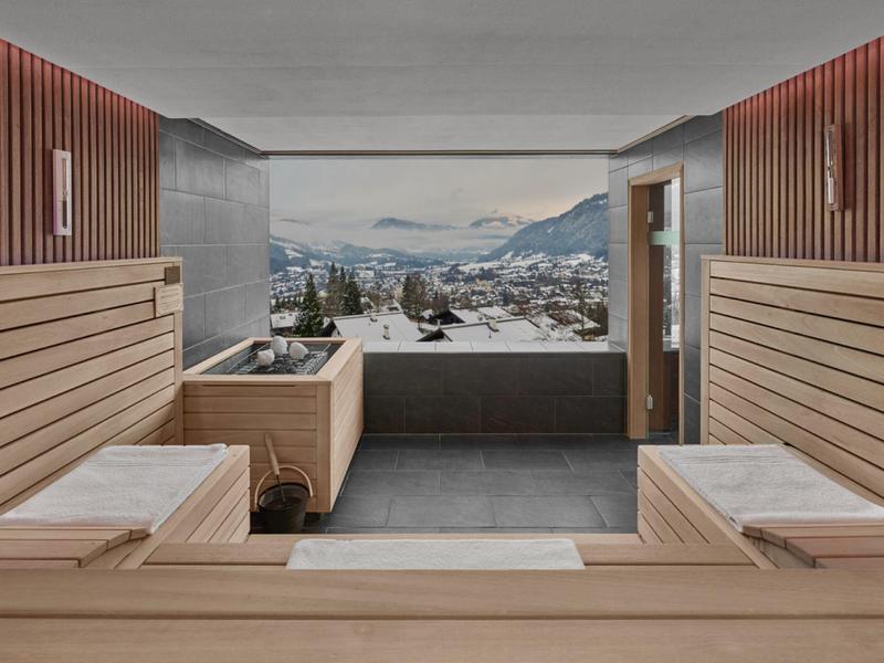 Moderní sauna s velkými okny a výhledem na hory v hotelu.