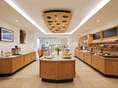 Moderner Frühstücksraum mit Buffet und Holztheken in elegantem Hotel