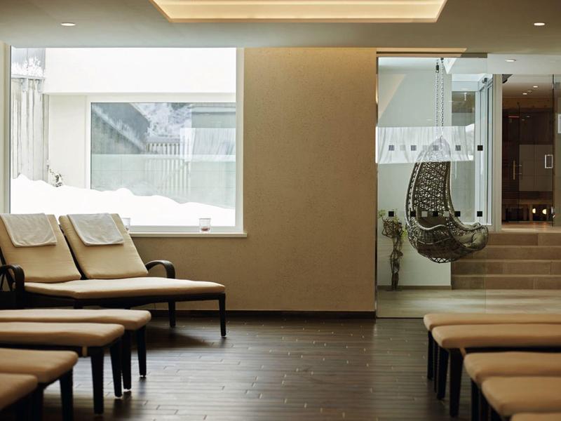 Moderner Warteraum mit bequemen Sitzbänken, großen Fenstern und heller Wandgestaltung.